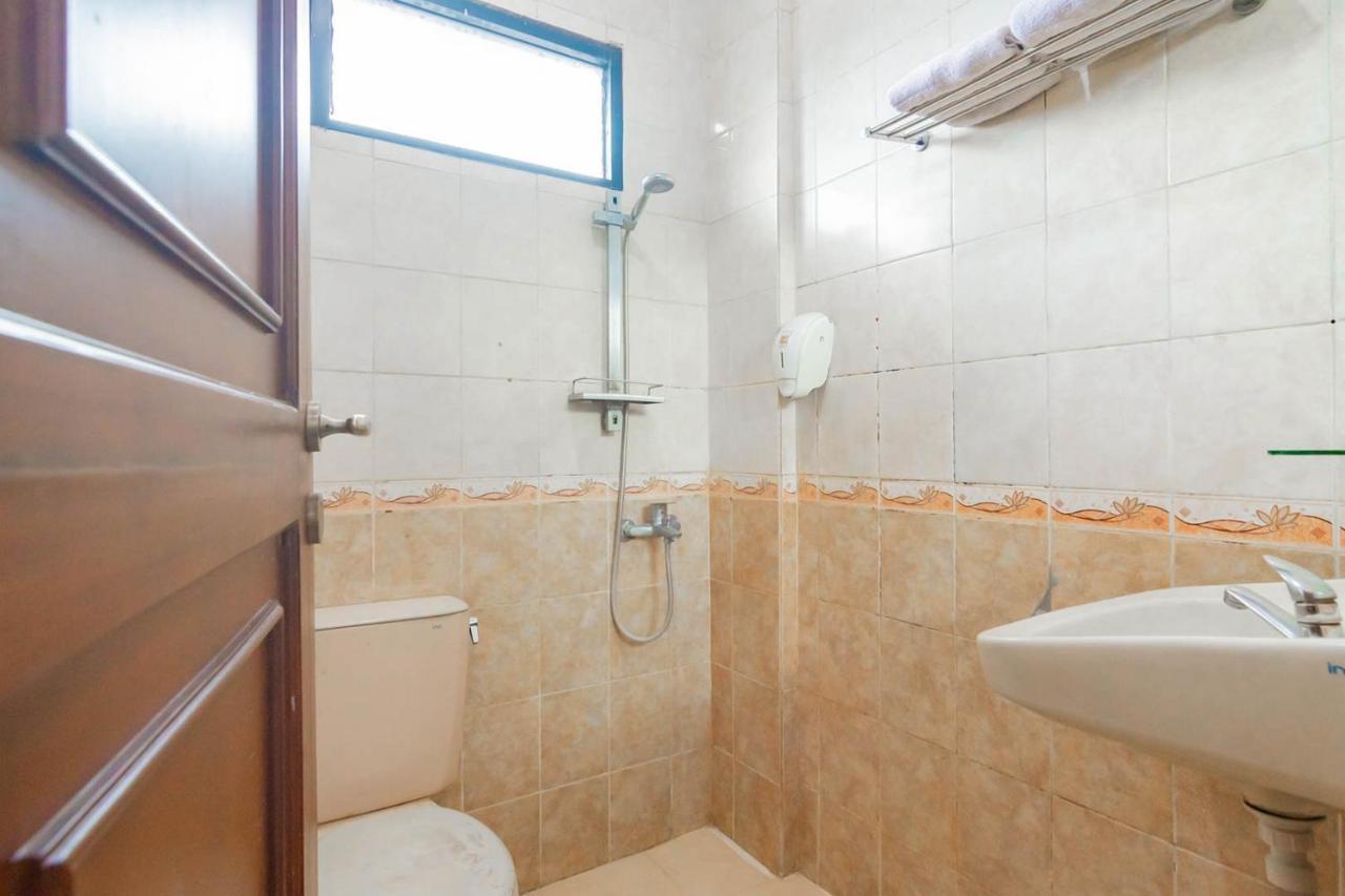 Cihampelas Hotel 2 Mitra Reddoorz Бандунг Экстерьер фото