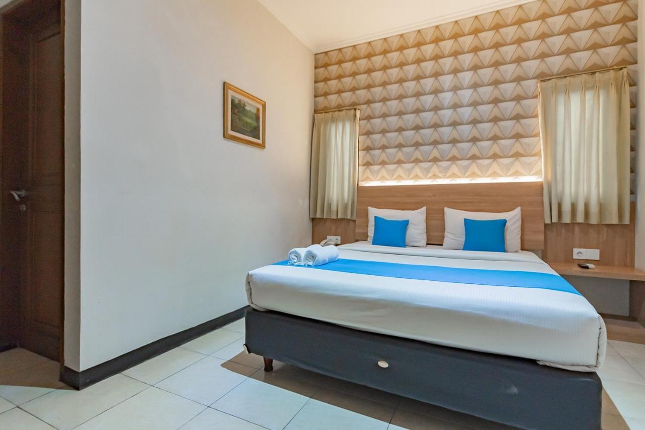 Cihampelas Hotel 2 Mitra Reddoorz Бандунг Экстерьер фото