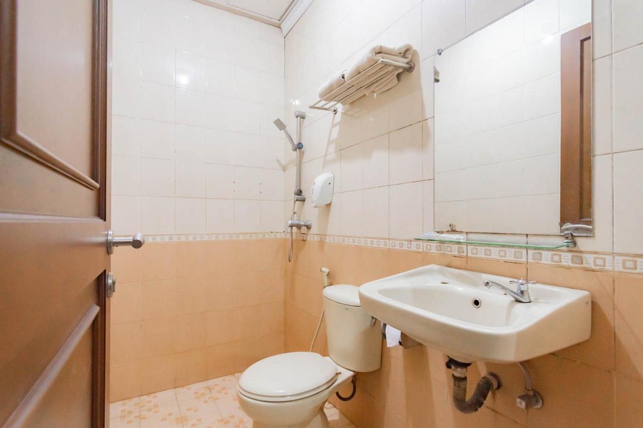 Cihampelas Hotel 2 Mitra Reddoorz Бандунг Экстерьер фото