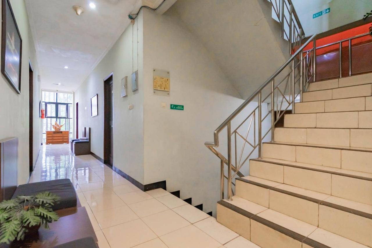 Cihampelas Hotel 2 Mitra Reddoorz Бандунг Экстерьер фото