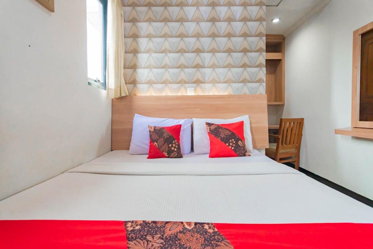 Cihampelas Hotel 2 Mitra Reddoorz Бандунг Экстерьер фото