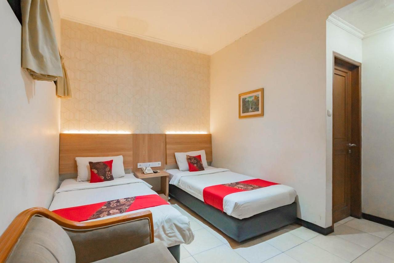 Cihampelas Hotel 2 Mitra Reddoorz Бандунг Экстерьер фото