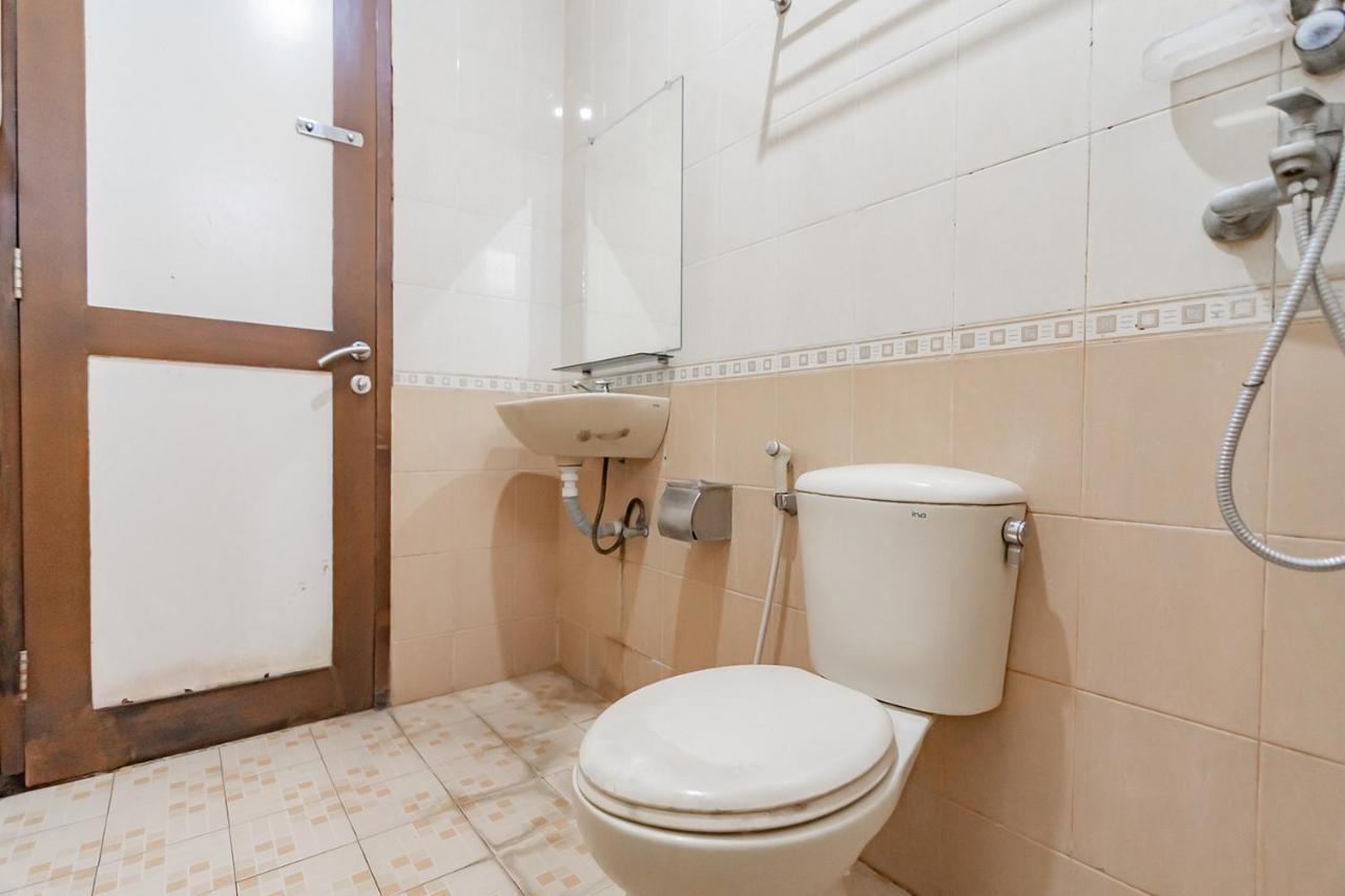 Cihampelas Hotel 2 Mitra Reddoorz Бандунг Экстерьер фото