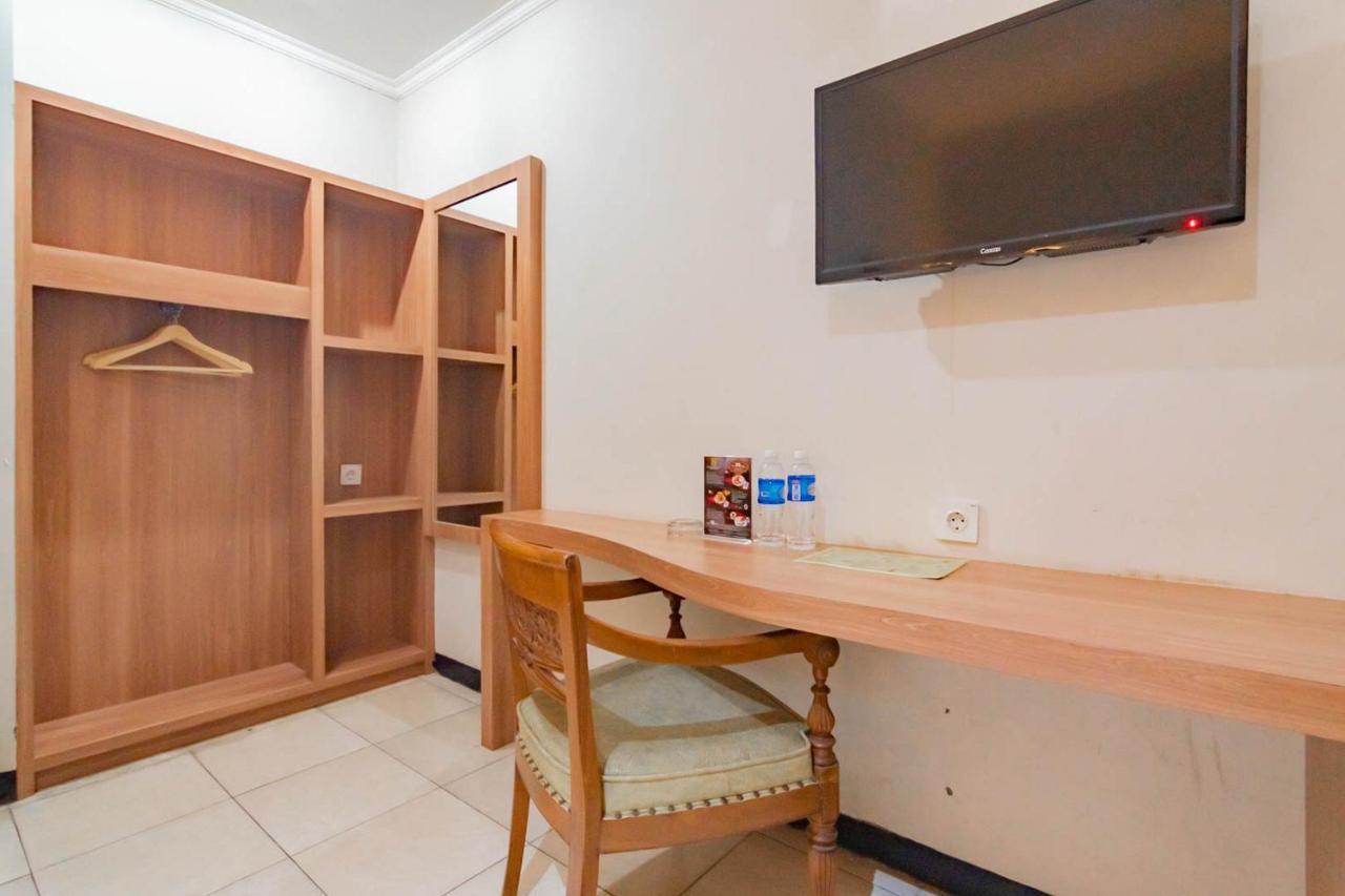 Cihampelas Hotel 2 Mitra Reddoorz Бандунг Экстерьер фото