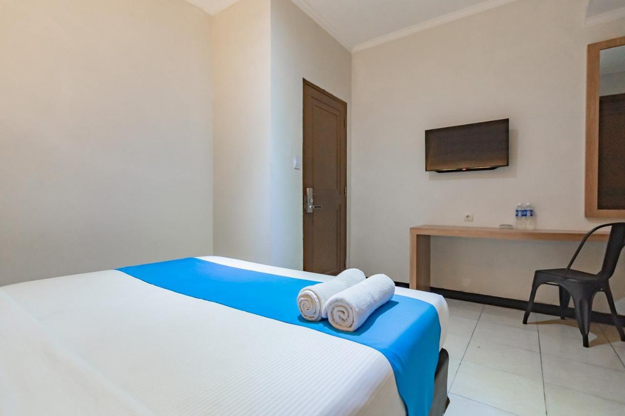 Cihampelas Hotel 2 Mitra Reddoorz Бандунг Экстерьер фото